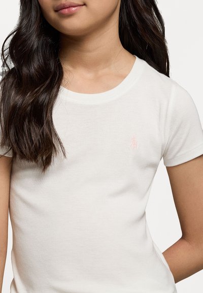 Hvit bomull t-skjorte med rund hals, korte ermer og en liten rosa logo på brystet. Myk tekstur og tettsittende design.