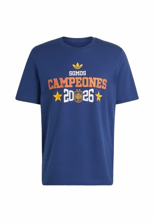Marineblå T-shirt med orange og hvid tekst, der siger "Somos Campeones 2026,", to gule stjerner og et lille emblem i midten.