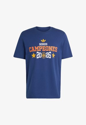 Marineblå T-shirt med orange og hvid tekst, der siger "Somos Campeones 2026,", to gule stjerner og et lille emblem i midten.
