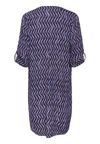 Lila- und schwarze Tunika mit Wellenmuster, die mit hochgerollten Dreiviertelärmeln, fließendem Stoff und einem lockeren Schnitt ausgestattet ist.