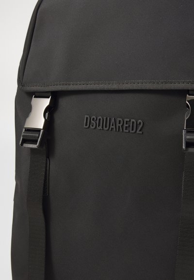 Musta kangasreppu, jossa on sileä pinta, DSQUARED2-embossaattu logo, säädettävät hihnat ja metalliset yksityiskohdat.