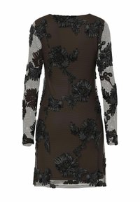 Juoda tinklinė suknelė ilgomis rankovėmis, puošta juodais gėlių siuvinėjimais ir prigludusia silueto linija. Permatoma medžiaga atskleidžia sudėtingus detalių raštus.