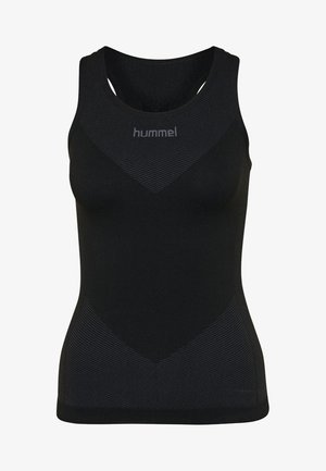 Débardeur de sport noir avec un col rond, présentant des sections texturées et un logo. Fabriqué à partir d'un matériau extensible et évacuant l'humidité.