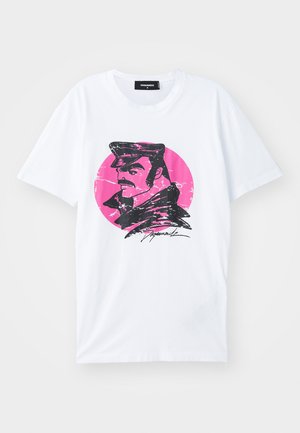 T-shirt en coton blanc avec une illustration graphique noire d'un homme portant une casquette sur un fond circulaire rose avec un effet vieilli.