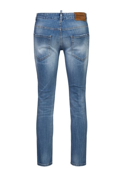 Jean slim fit bleu clair avec détails délavés, deux poches arrière, passants de ceinture et un patch en cuir marron sur la taille.