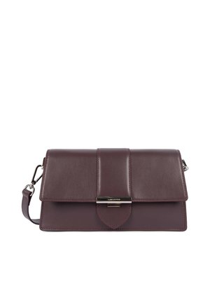 Borsa a tracolla rettangolare in pelle viola scuro con pattina frontale, fibbia argentata e tracolla regolabile su sfondo bianco.