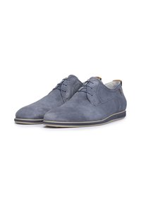 Scarpe grigie in suede con lacci, dalla texture liscia, punta arrotondata e suola chiara, con un branding minimalista sul lato.
