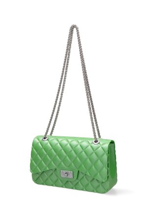 Groen doorgestikte leren handtas met zilveren kettingriem en rechthoekige zilveren sluiting op de voorslag.