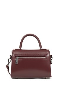 Borsa in pelle bordeaux con un design strutturato, manico corto, tracolla removibile, tasca anteriore con zip e dettagli in metallo.