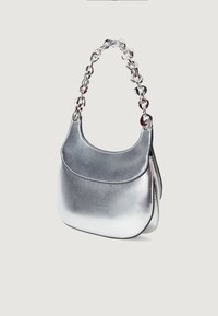 Borsa a tracolla in pelle metallica argento con forma curvata, manico a catena e texture liscia. Presenta una chiusura superiore e bordi a contrasto.