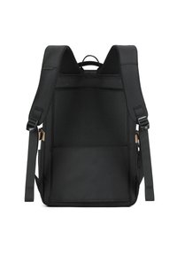 Zaino nero con pannello posteriore imbottito e in rete. Caratterizzato da spallacci regolabili, tasca laterale e texture liscia. Design semplice senza loghi visibili.