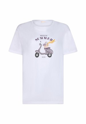 Maglietta bianca a maniche corte con grafica di uno scooter, cestino con fiori e sciarpa, e testo "HELLO SUMMER" sopra lo scooter.