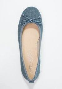 Denimballerina i blått med rund tå, dekorativ rosett framtill, och en mjuk beige innerfoder. Slät textur överallt.