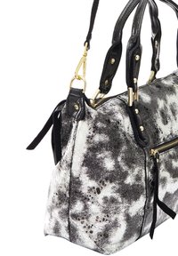 Borsa nera e argento con finitura testurizzata, hardware dorato, manici doppi e tasca con zip sulla parte anteriore.