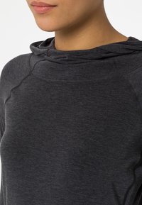 Dunkelgraues Langarmshirt mit Kapuze, das eine weiche Textur, gerippte Akzente am Ausschnitt und Raglanärmel aufweist.