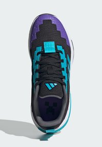 Čierna atletická obuv s textúrovaným vrchom, tyrkysovými akcentmi, fialovými detailmi a pixelovým dizajnom na špičke.