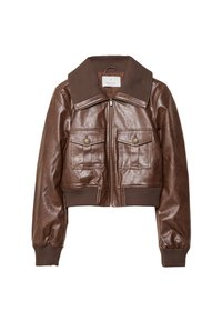 Brun cropped læderjakke med en stor krave, ribbede manchetter og kant, to frontlommer og en frontlynlås. Glat tekstur med en blank finish.