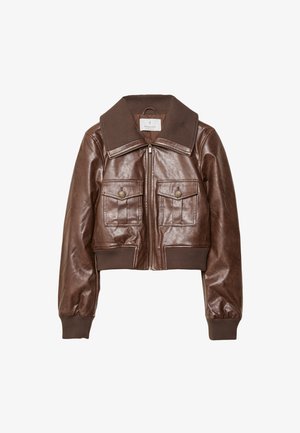 Giacca in pelle cropped marrone con un ampio colletto, polsini e orlo a coste, due tasche frontali e zip sul davanti. Texture liscia con una finitura lucida.