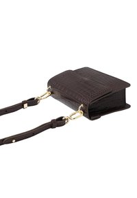 Borsa in pelle sintetica marrone effetto coccodrillo, di forma rettangolare, con hardware dorato, tracolla staccabile e superficie testurizzata.