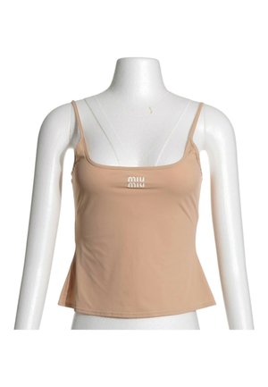 Haut camisole beige sans manches avec fines bretelles et petit logo blanc imprimé sur la poitrine, présenté sur un buste de mannequin blanc.