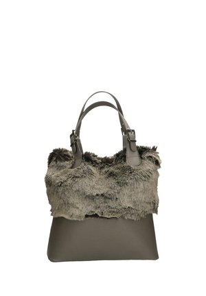 Sac à main avec partie supérieure en fausse fourrure grise et partie inférieure en cuir gris lisse, avec deux poignées en cuir ornées de détails de boucle.