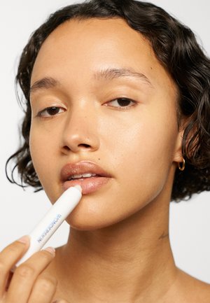 BLADING 3-IN-1 LIP SCRUB - Burrocacao - -