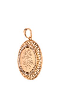 Pandantiv de culoare aurie, cu formă ovală, gravat cu un model floral complicat, având un cadru de cristale mici clare, cu un cârlig pentru atașare.