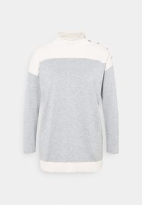 Grå och kräm långärmad tröja med hög krage, horisontell färgblockering och knapprutseenden på axeln. Mjuk stickad textur.