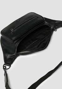 Schwarze Leder-Umhängetasche mit strukturierter Oberfläche, zwei Reißverschlusstaschen und einem verstellbaren Tragegurt. Innen mit Stoff ausgekleidet.