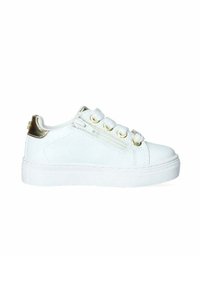 Sneaker bianco realizzato in materiale sintetico con una texture liscia, caratterizzato da accenti dorati sul tallone e sui fori per i lacci, e un dettaglio con cerniera laterale.