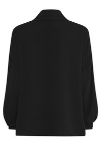 Maglietta nera a maniche lunghe con colletto, caratterizzata da una vestibilità ampia, tessuto testurizzato e fessure laterali per facilitare i movimenti. Design semplice, senza loghi visibili.