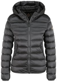 Svart pufferjacka med huva, med dragkedja fram, quiltat mönster och ribbade manschetter. Inkluderar sidofickor och logotypdetalj på ärmen.