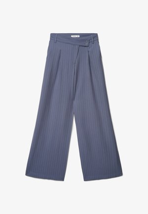 Pantaloni a gamba larga in tessuto blu scuro con sottili righe verticali. Presentano una vita alta, due bottoni e una lavorazione sartoriale.