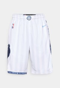 Pantaloni scurți de baschet albi cu dungi verticale albastre, având un logo brodat, talie elastică și o margine decorativă cu un model la tiv.