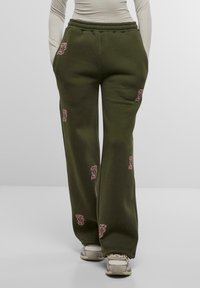 FELICIOUS - Tracksuit bottoms - green Thumbnail Image 1