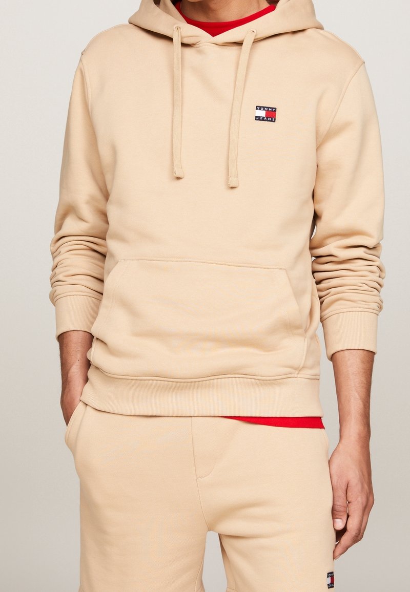 Beige Kapuzenpullover aus Baumwollmischung, mit einer Fronttasche, Kordeln und einem kleinen Logopatch auf der Brust. Geschmeidige Textur und lockere Passform.