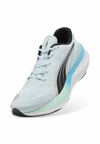 Világoskék sportcipő, hálós felsőrésszel, fekete akcentusokkal és két színű talppal, texturált mintázattal és hagyományos fűzőrendszerrel.