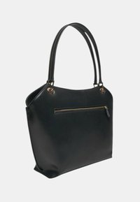 Borsa a tracolla in finta pelle nera con due manici, una tasca frontale con zip e dettagli in metallo dorato. Forma elegante e strutturata.