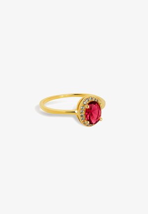 Anello d'oro con un grande pietra rossa circondata da piccoli gemme trasparenti, con una finitura liscia e un design a bande slanciate.