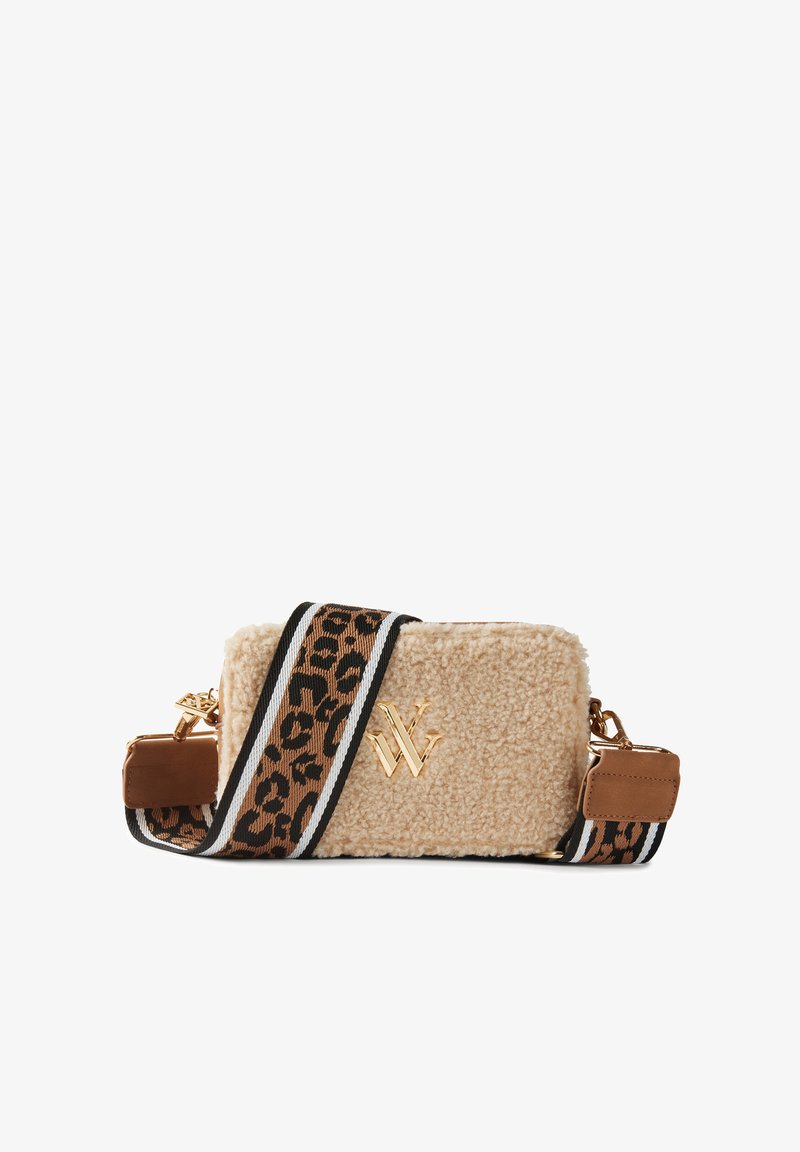 Sac rectangulaire beige en tissu peluche avec un logo doré. Dispose d'une anse imprimée léopard noir et marron, accentuée de rayures blanches.