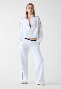 Guess Jeans MIT ROLLKRAGEN - Zip-up sweatshirt - weiß