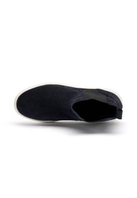 Zapato de ante azul marino sin cordones con paneles laterales elásticos, suela de goma blanca y una asa en la parte posterior para facilitar su puesta.