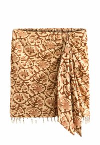 Patroon omslag in beige en bruine tinten, met floral ontwerpen, een gathered taille en decoratieve kraalaccenten langs de zoom.