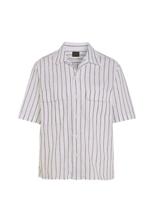 Weißes kurzärmliges Hemd mit braunen vertikalen Streifen und zwei Brusttaschen, auf schlichtem Hintergrund dargestellt.