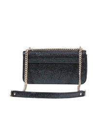 Clutch nero testurizzato con tracolla a catena dorata, caratterizzato da una tasca con zip e dettaglio in pelle liscia sulla parte frontale. Forma rettangolare compatta.