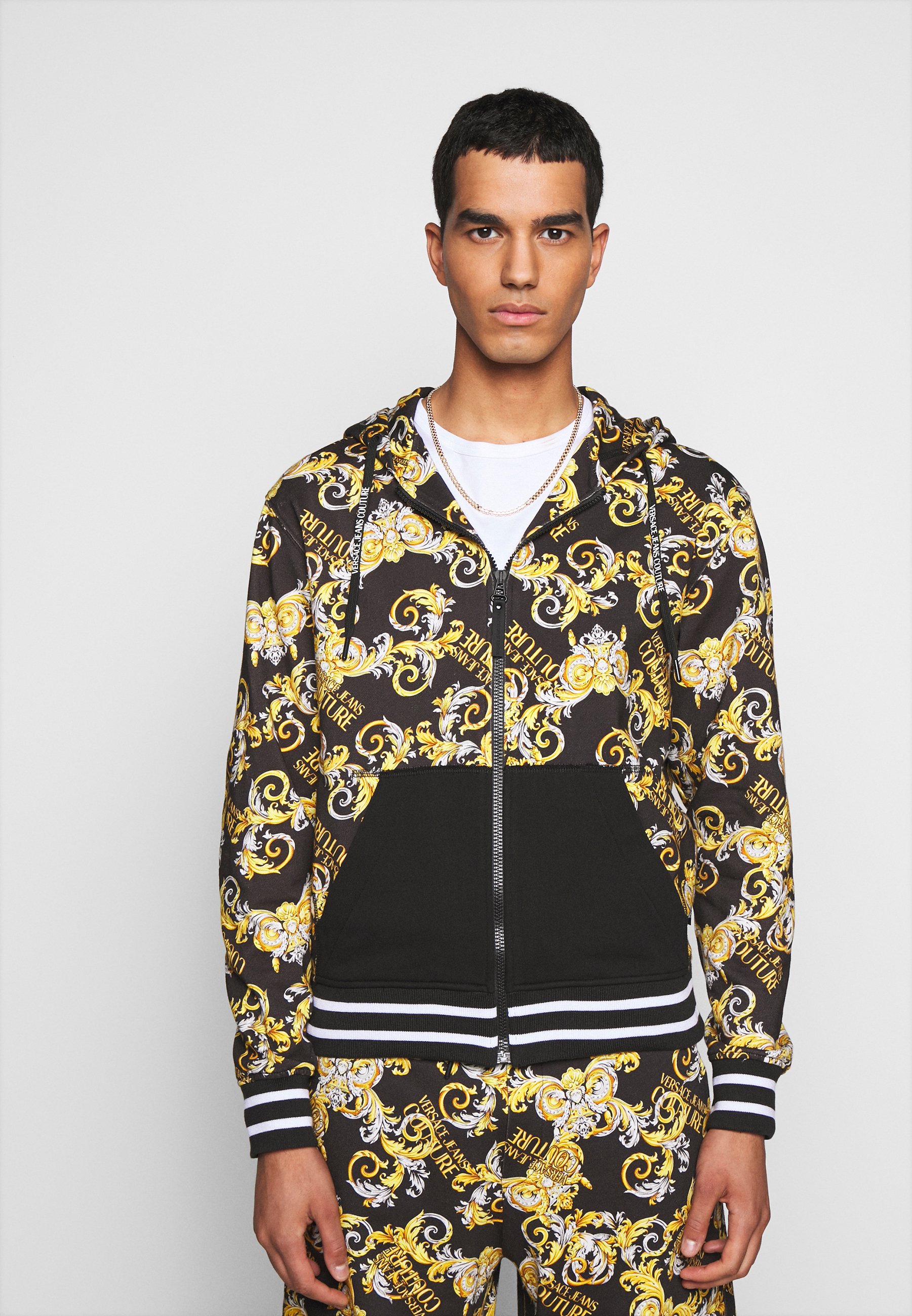 Versace Jeans Couture Hoodie met rits neroZwart Zalando.nl Versace Jeans Couture PRINT NEW LOGO Sweater neroZwart
