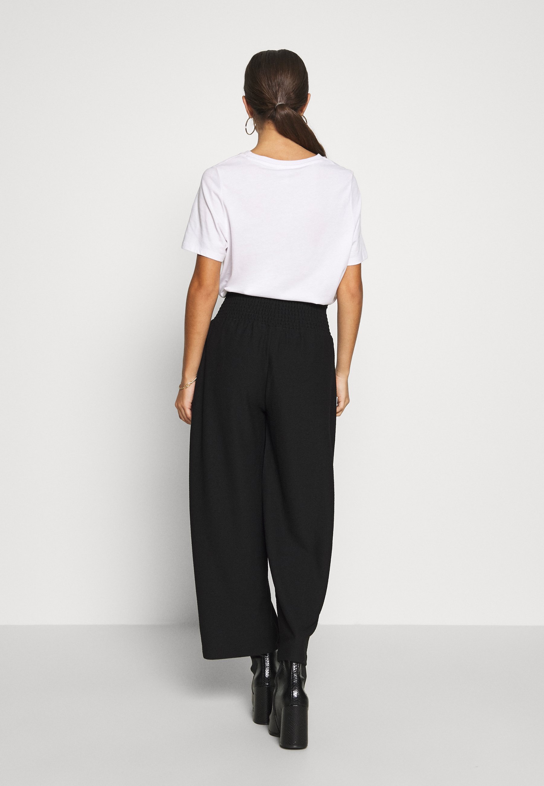 Pieces Petite PCCURLI CROPPED PANTS PETITE Bukse black Lost Ink Petite PLEAT DETAIL TROUSER - Bukse - black