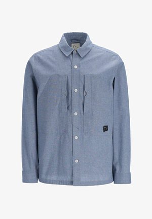 Camisa azul de botones hecha de tela texturizada, con dos bolsillos frontales, un cuello tipo punta y un pequeño logotipo de la marca en la parte inferior izquierda.