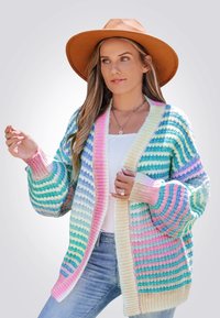 Cárdigan de punto multicolor con franjas en rosa, verde y azul, con mangas anchas y un frente abierto acanalado. Acentos en beige.