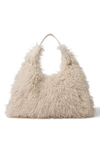 Borsa hobo beige fluffy con una superficie morbida e texturizzata e una singola tracolla. La borsa ha una forma rilassata e non strutturata.